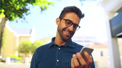 Ein-Junger-Geschäftsmann,-Der-In-Der-Stadt-Ein-Mobiltelefon-Benutzt