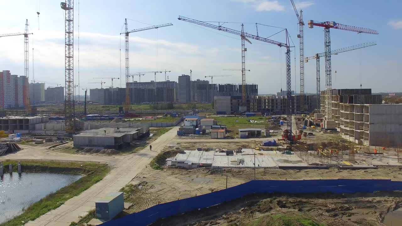 sitio de construcción con grúas y edificios de gran altura