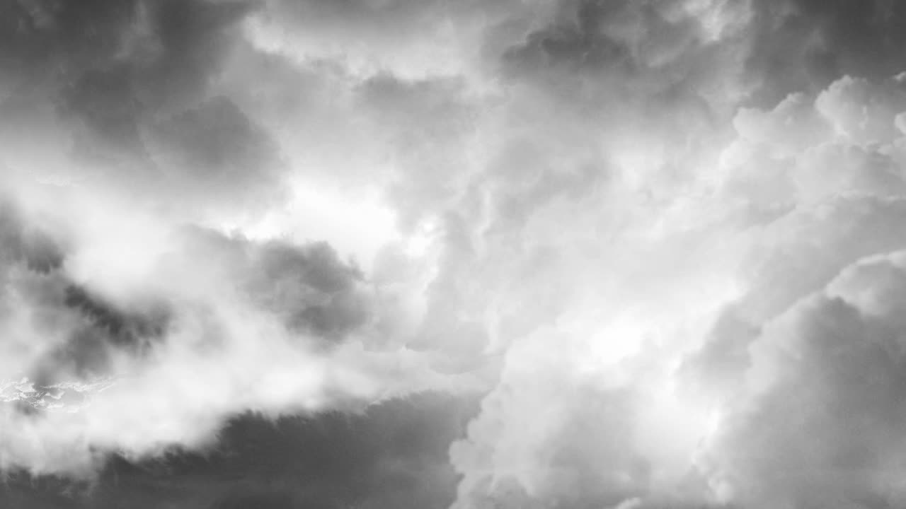nubes blancas y una tormenta