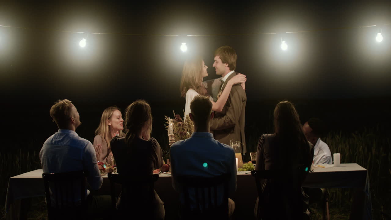 행복 한 부부 와 그 들 의 손님 들