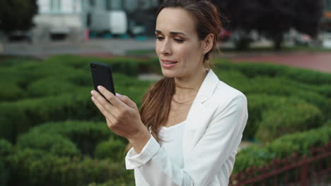 Amigable-Mujer-De-Negocios-Hablando-En-Videollamada