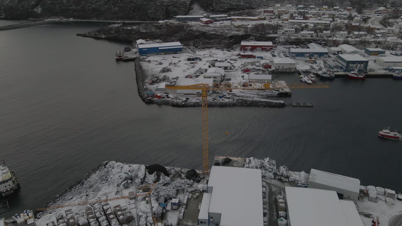 스칸디나비아의 눈 덮인 항구를 빠져나가는 어선, 얼어붙은 겨울