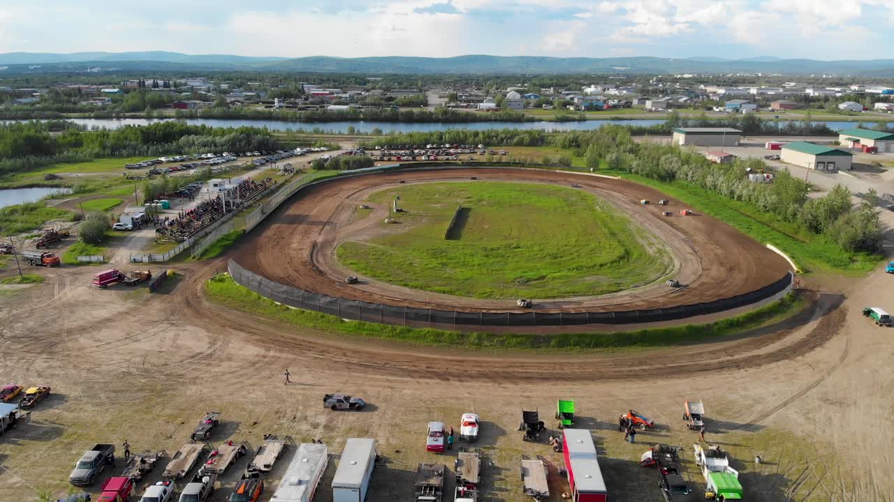 video de drones de 4k de carreras de autos modificados en mitchell raceway en fairbanks, ak durante la soleada tarde de verano-6