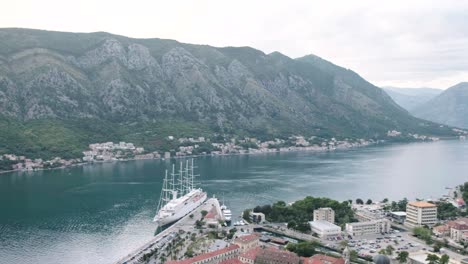 Hermosa-Bahía-De-Kotor-En-Montenegro-Durante-Una-Puesta-De-Sol-En-Los-Balcanes