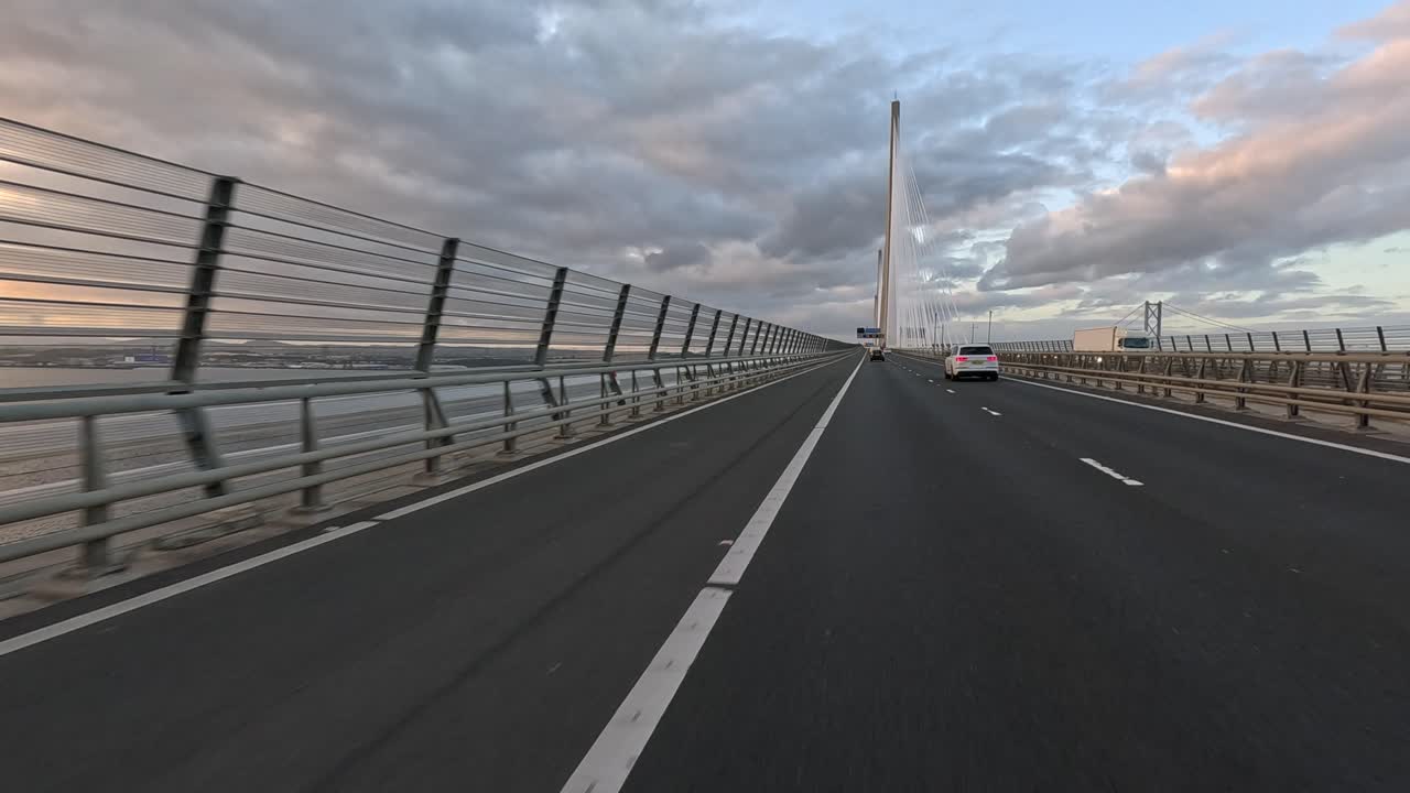 경치 좋은 해가 지는 동안 다리를 건너고