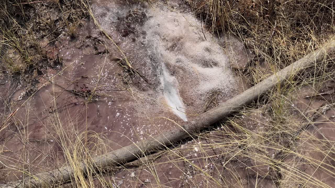 부러진 소방 호스 와 밖 으로 나오는 물