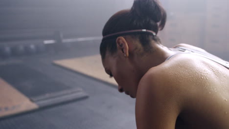 mujer descansando después del entrenamiento