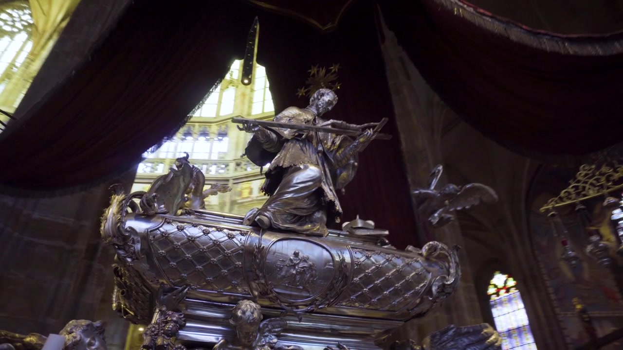 Ripresa con slider della tomba d'argento di San Giovanni Nepomuceno dalla Cattedrale di San Vito a Praga, Repubblica Ceca. Ripresa fluida e onirica con bagliori dell'obiettivo