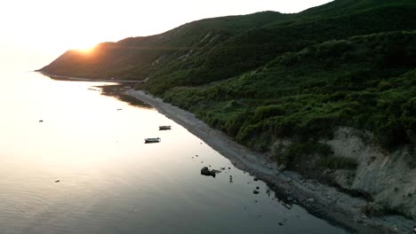 Hermosa-Puesta-De-Sol-Y-Acantilado-Sobre-El-Mar-Adriático,-Vista-Aérea-Desde-Un-Dron