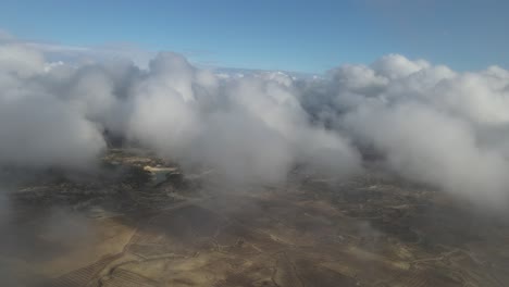 vista del paisaje nublado con un dron
