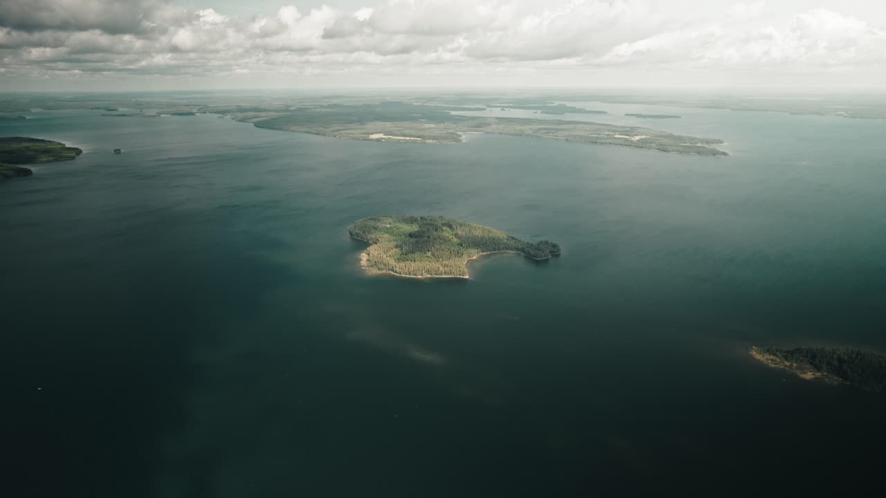 aire, imágenes de drones, pequeña isla con nubes que vienen, lago, finlandia