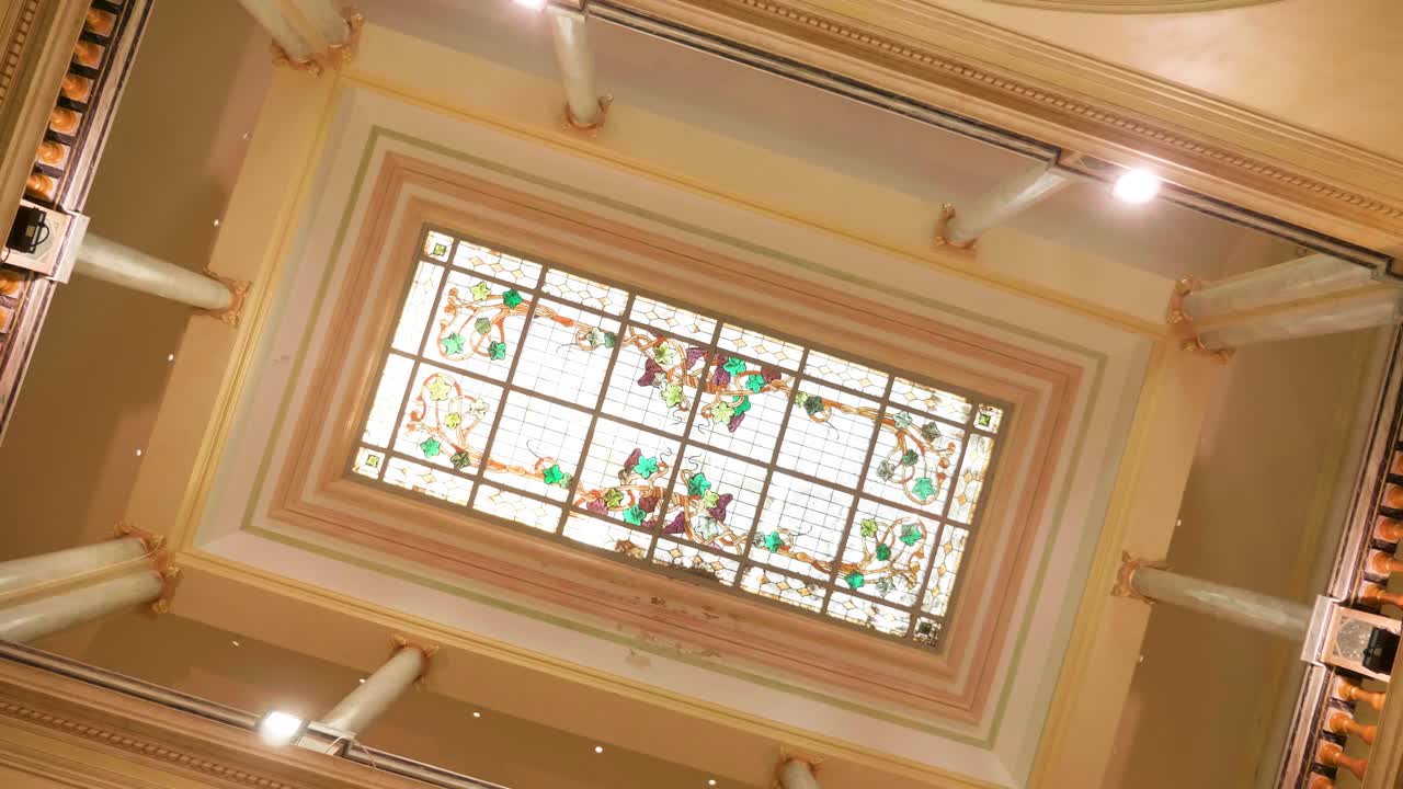 기둥이 있는 빌라 창문 지붕