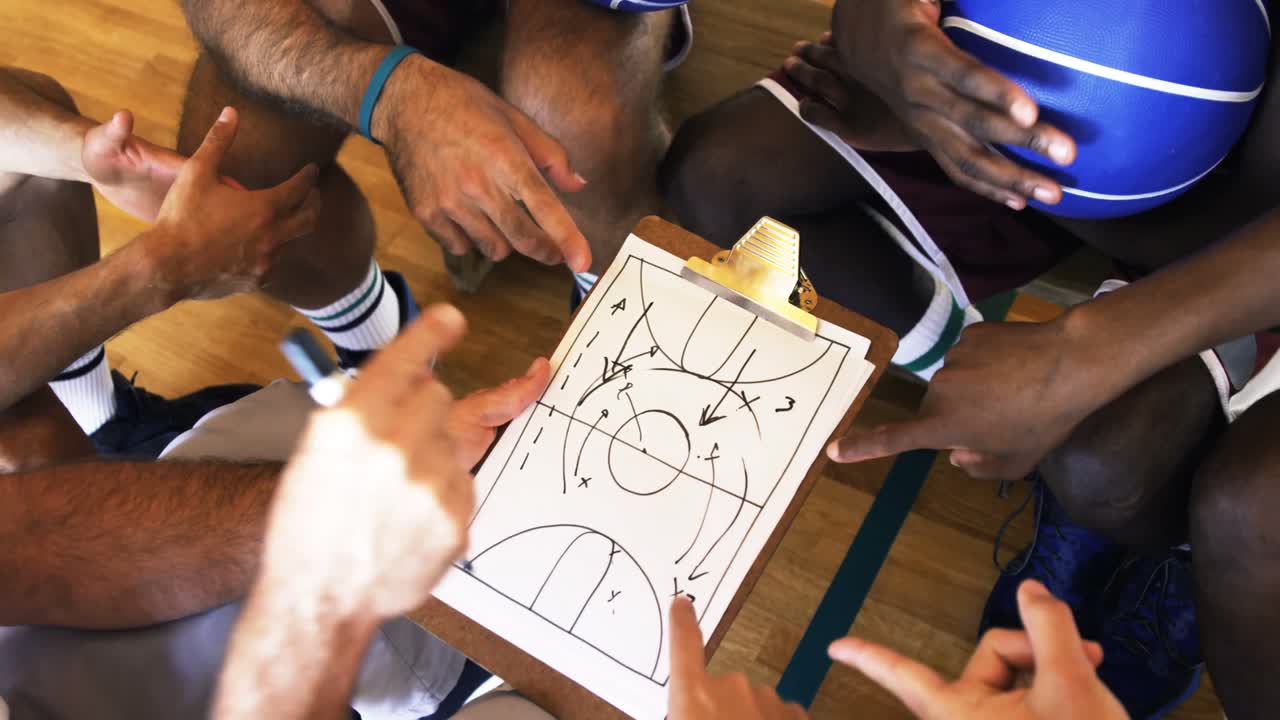 vista hacia arriba del entrenador ayudando a los jugadores en el clipboard clipboard