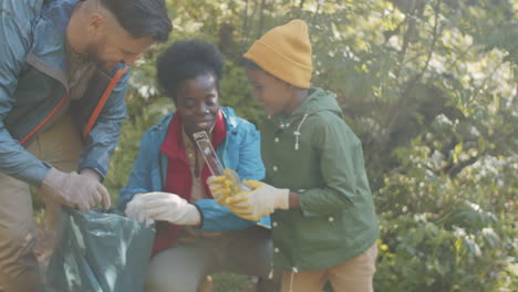 familia diversa limpiando el campamento