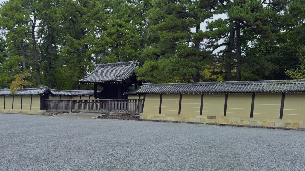 una serena puerta tradicional y pared en el jardín nacional de kyoto gyoen al aire libre