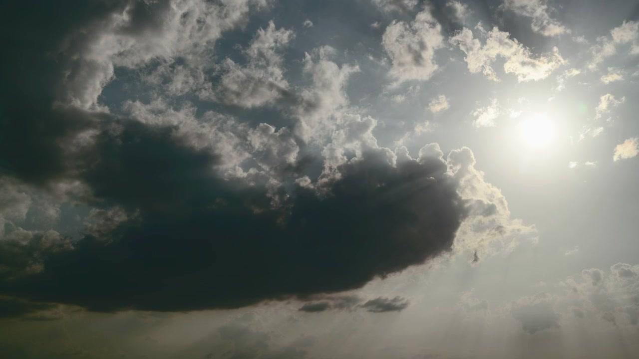 Luce solare che filtra attraverso nuvole temporalesche scure nel cielo