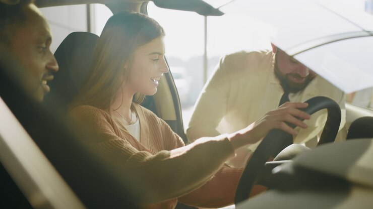 Coppia in test drive in concessionaria