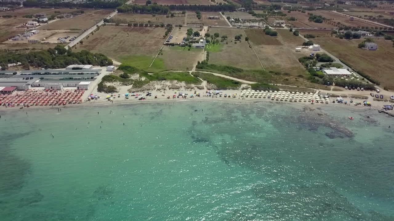 playa specchiolla y campo circundante, puglia en italia