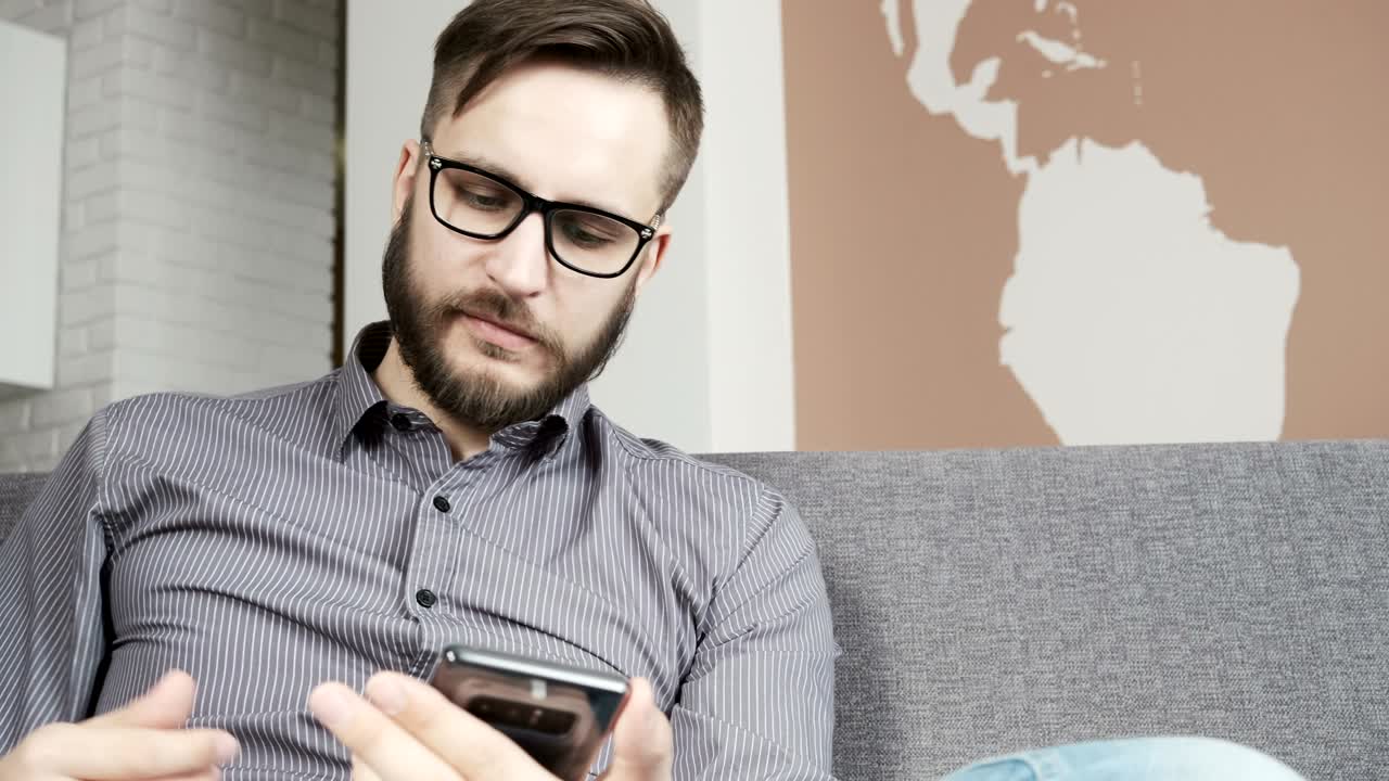 hombre pagando en línea con tarjeta bancaria en su teléfono inteligente