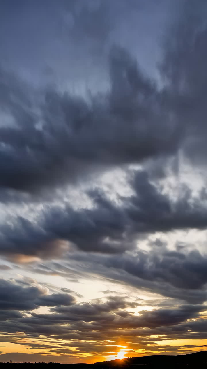 el dramático paisaje de nubes del atardecer