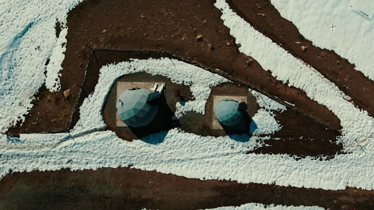 눈 인 산의 전망과 함께 고급스러운 글램핑 경험, 눈이 인 봉우리의 중심에 럭셔리와 자연을 혼합하는 아한 을 특징으로합니다.