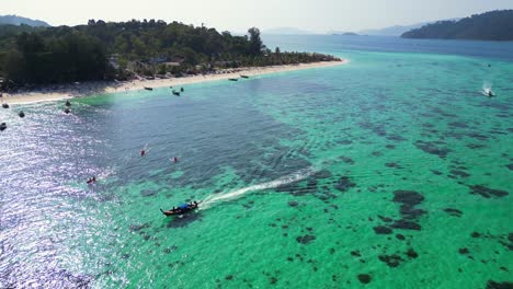 Barcos-De-Cola-Larga-Playa-Acantilado-Rocoso-Isla-Mar-Azul-Turquesa