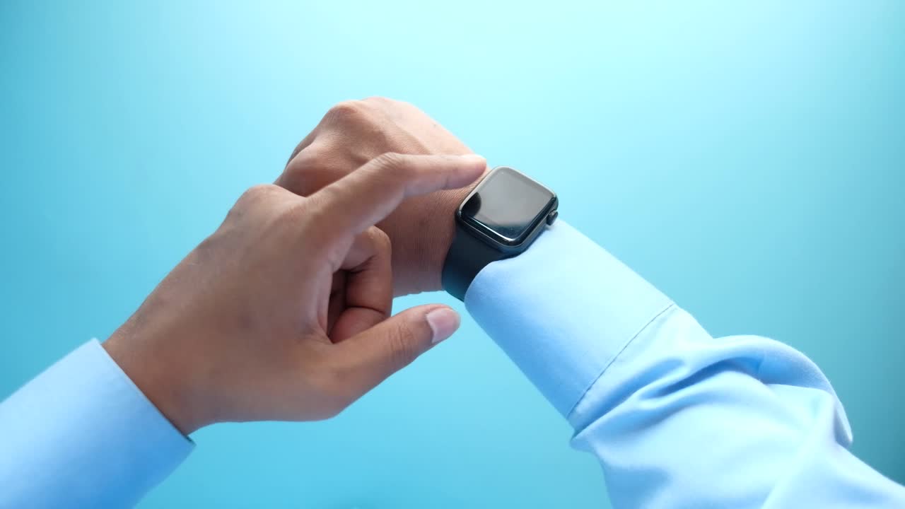 Person der bruger et smartwatch