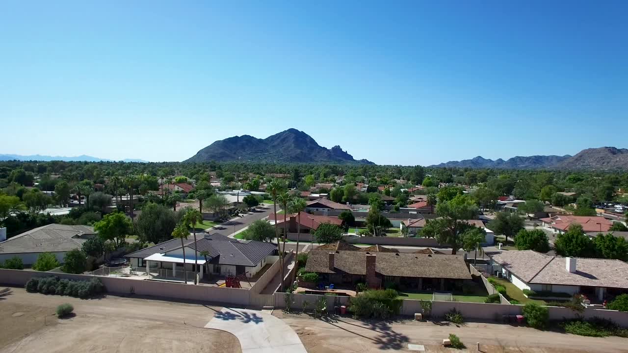 Droneflyvning vipper opad mod Camelback Mountain