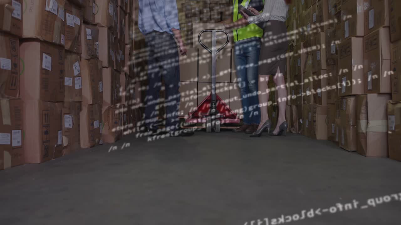 composición digital del procesamiento de datos contra la sección media de las personas en el almacén