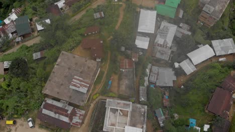 Toma-Aérea-De-4k-Desde-Arriba-Hacia-Abajo-De-Uno-De-Los-Tuensang-De-La-Aldea-Más-Grande-De-Nagaland,-India