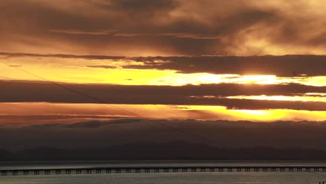 puesta de sol de lapso de tiempo a lo largo de la sección recta baja del puente astoria megler de oregon a washington nubes de movimiento lento a través del centro