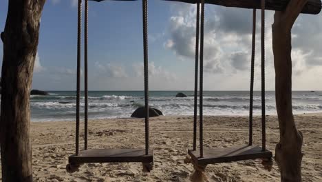 Columpios-Abandonados-En-La-Orilla-De-Una-Playa-De-Arena