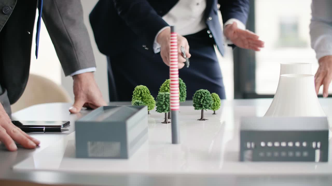 건축가 들 의 그룹 이 건축 계획 을 검토 한다