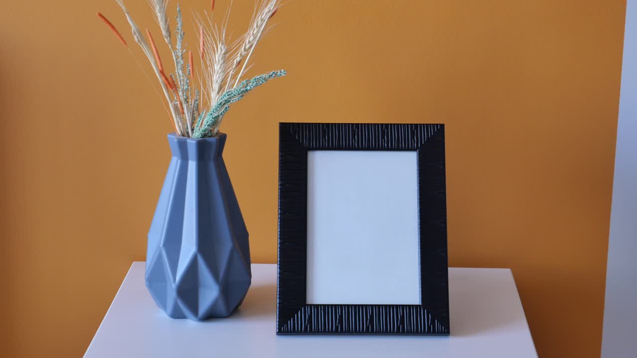 decoración interior elegante con un marco fotográfico y un jarrón