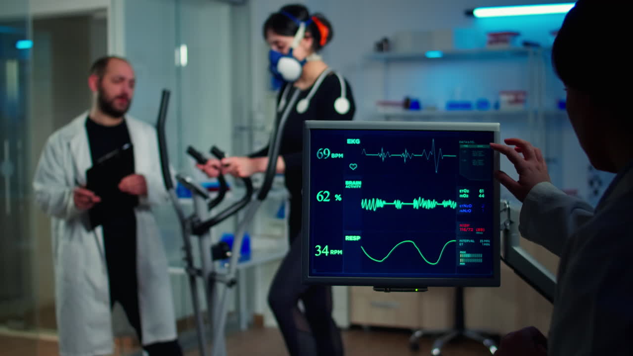 스포츠 전문 연구원 운동 선수 의 심박수 를 모니터링 하는 사람