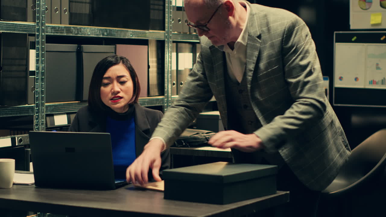 equipo de investigación privada en busca de detalles en los archivos del caso