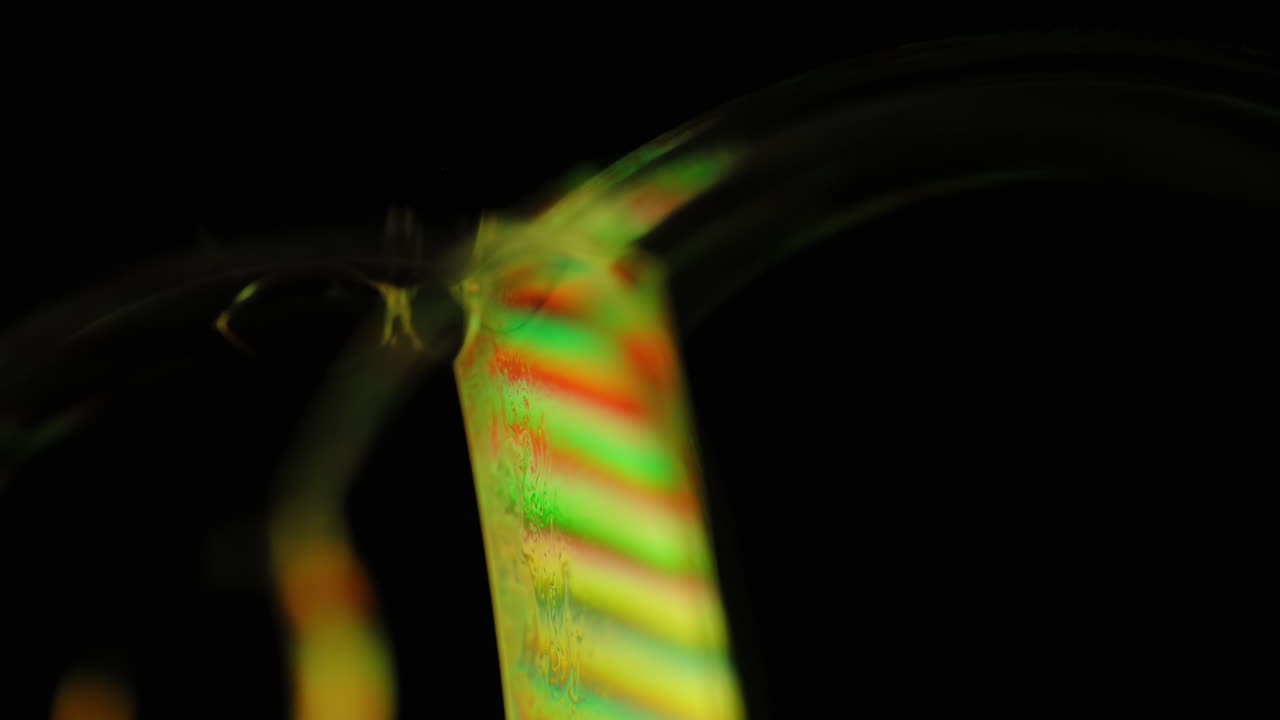 burbujas coloridas girando sobre un fondo negro. abstracto, superposición