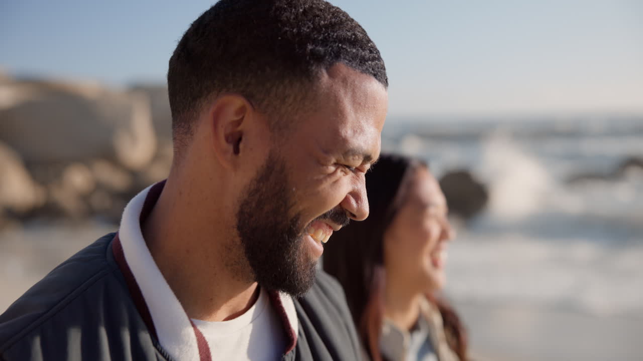 playa, sonrisa y pareja con amor