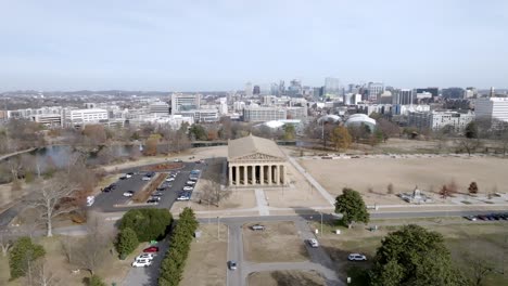 edificio parthenon en nashville, tennessee con video de avión no tripulado moviéndose en círculo