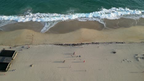 una exploración aérea de 4k de playa bacocho, oaxaca méxico, puerto escondido