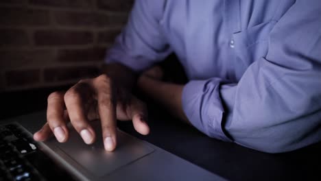 persona que trabaja en una computadora portátil por la noche