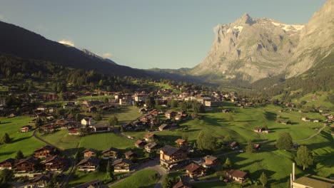 Empujando-Sobre-Grindelwald-Grund-Con-Una-Vista-Impresionante-Del-Pueblo-De-Grindelwald-Y-El-Monte-Wetterhorn