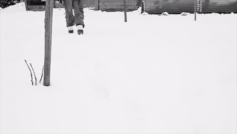 Caminando-Por-La-Nieve-En-Un-Día-De-Invierno-Con-Personas-Imágenes-De-Archivo-Video-De-Archivo