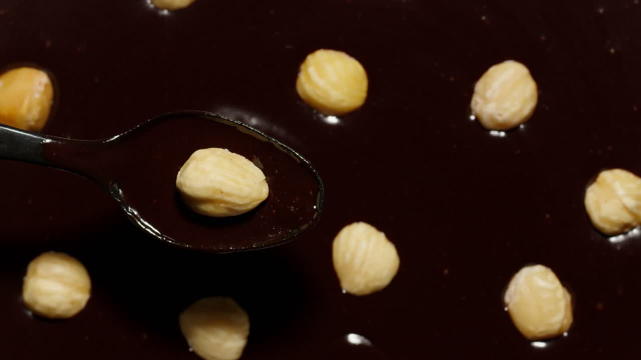 녹은 액체 다크 초콜릿과 헤이즐 회전, 견과류로 달한 디저트를 만드는 과정