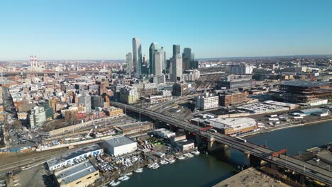 Hermosa-Toma-De-Establecimiento-Del-Centro-De-La-Ciudad-De-Long-Island