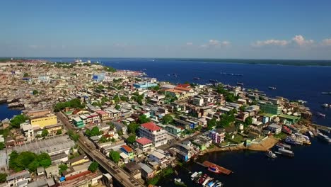 tiro de drone sobrevoando a cidade de manaus, no brasil, em um dia quente e ensolarado