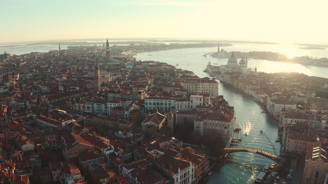 Magnifique plan drone au-dessus du Grand Canal en direction de la Basilique Santa Maria à Venise, Italie, au lever du soleil