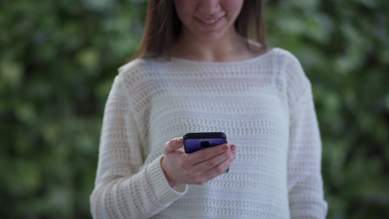 mujer con teléfono móvil en las manos y mensajes de texto, navegando por la red social