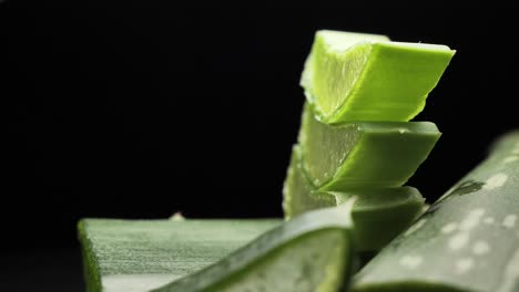 Hojas-Frescas-De-Aloe-Vera,-Cortadas-Para-La-Preparación-De-Productos-Cosméticos-Y-Para-El-Cuidado-De-La-Piel-1