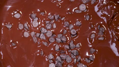 chips de chocolate esparcidos sobre la superficie de chocolate derretido